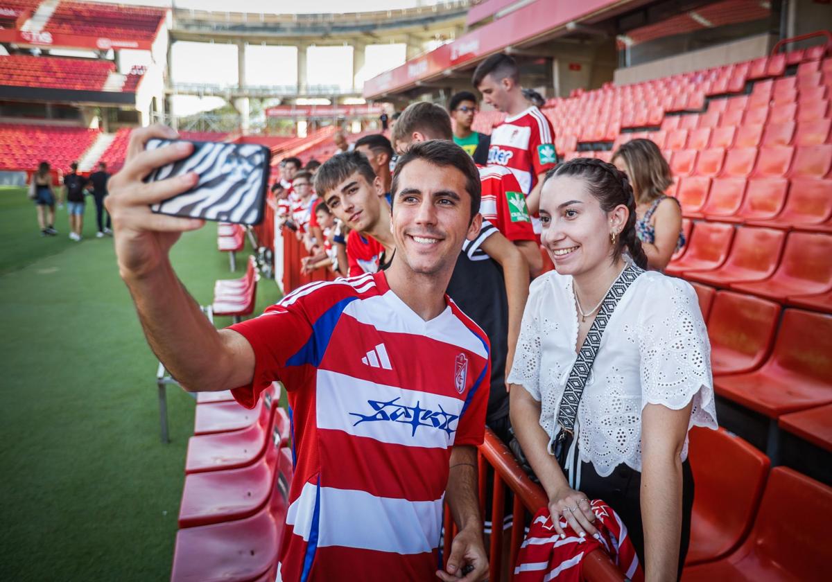 Manu Lama se hace un selfi con una aficionada durante su presentación.