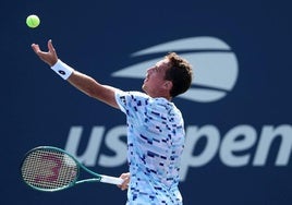 Roberto Carballés ejecuta un servicio en el US Open.