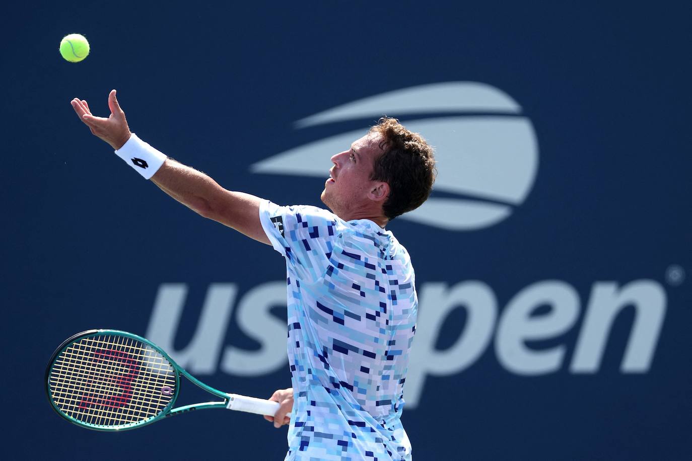 Roberto Carballés ejecuta un servicio en el US Open.