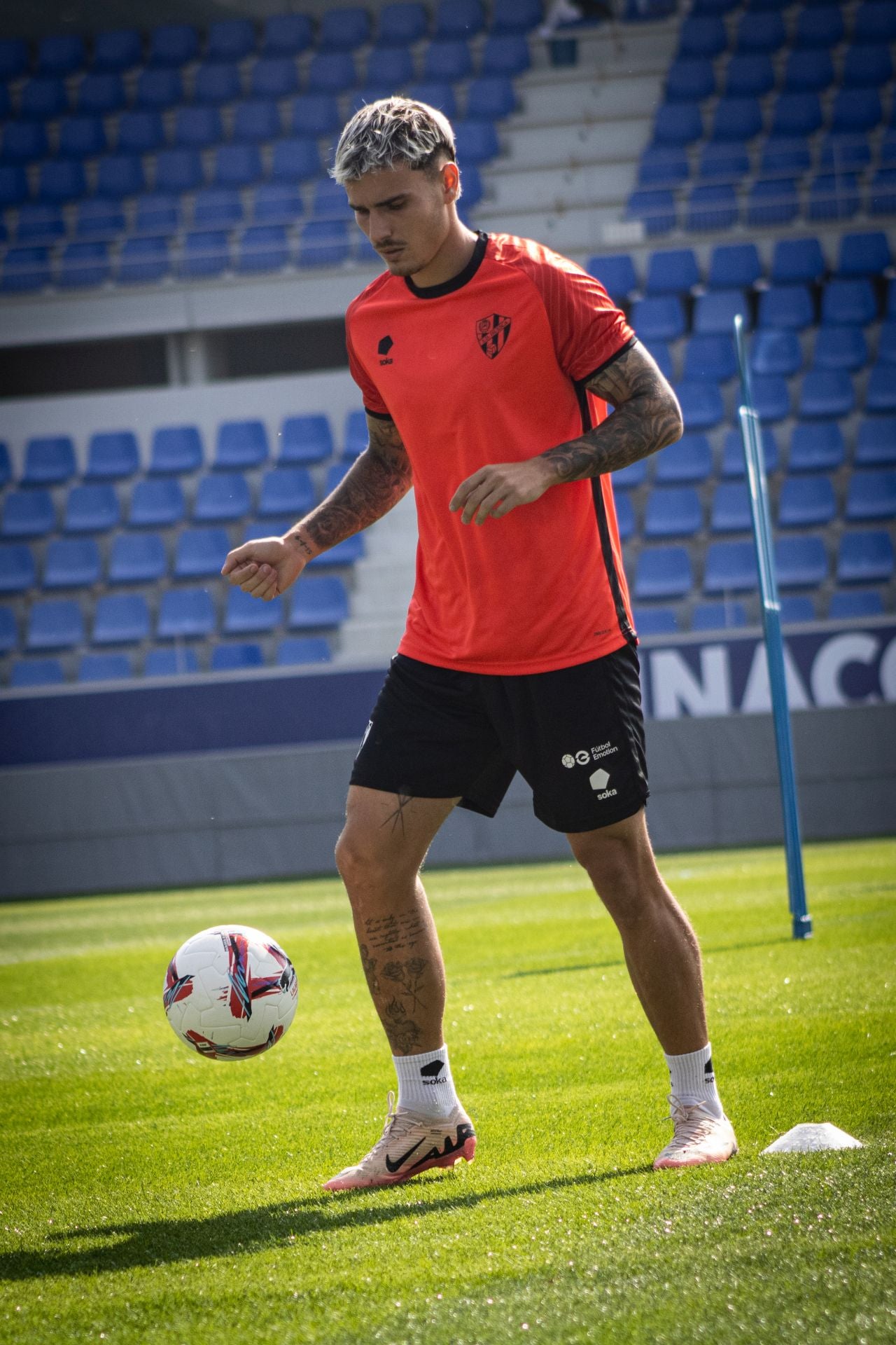 Hugo Vallejo juega un balón durante un entrenamiento.
