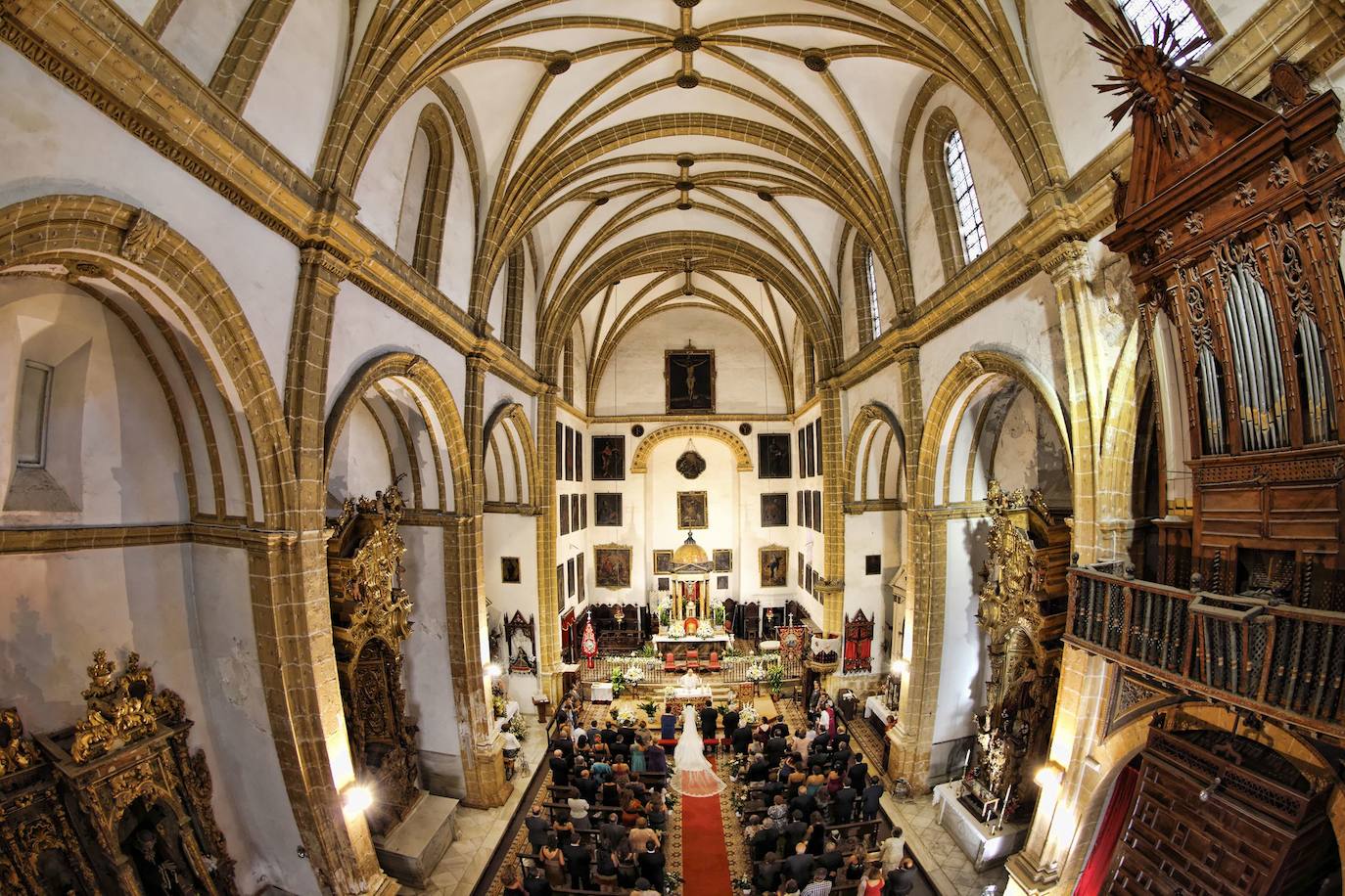 Imagen de una boda en la imponente parroquia de la Encarnación de Íllora, una de las que cambiará de titular en los próximos días.