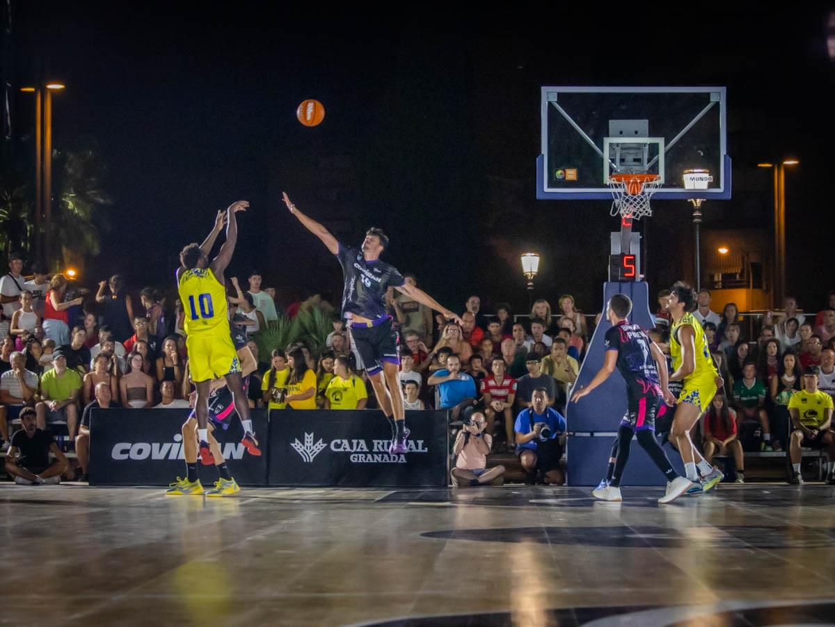 Lance del partido entre el Covirán y el Luanda.