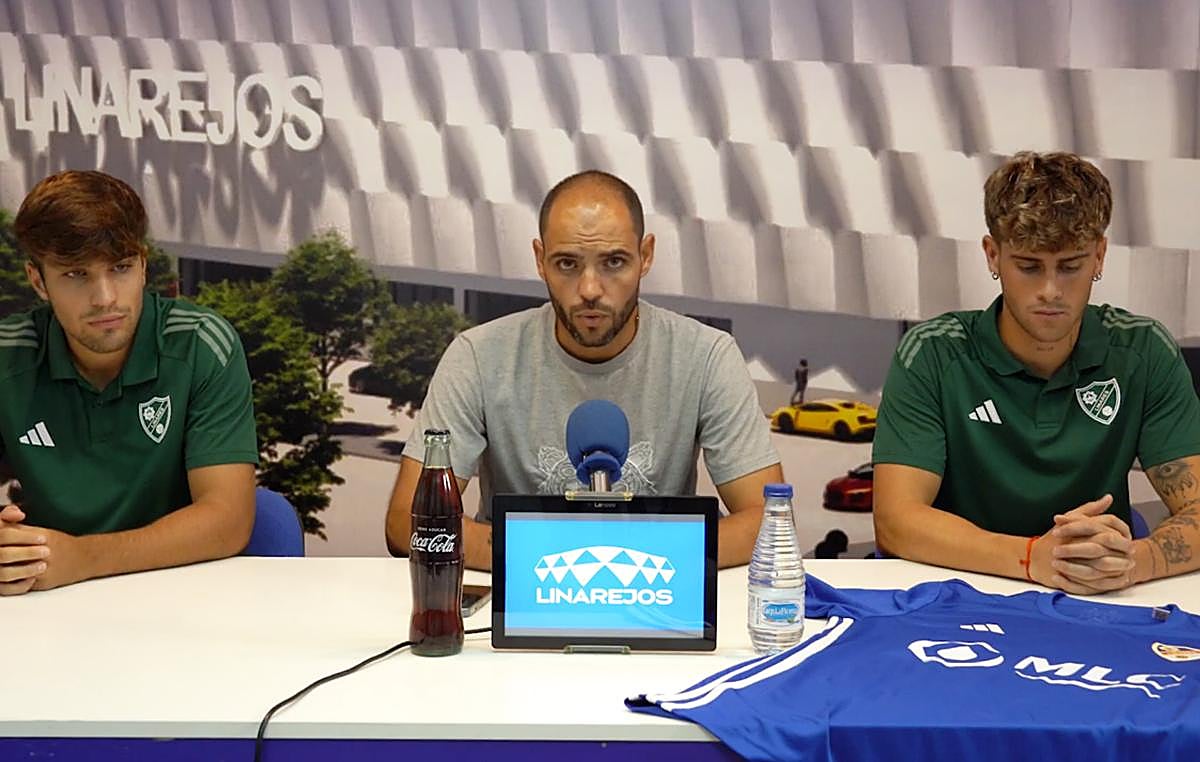De izquierda a derecha, el defensa Álex Alonso, Cristian Sanz y el delantero Sani Müller en la presentación.