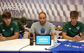 De izquierda a derecha, el defensa Álex Alonso, Cristian Sanz y el delantero Sani Müller en la presentación.