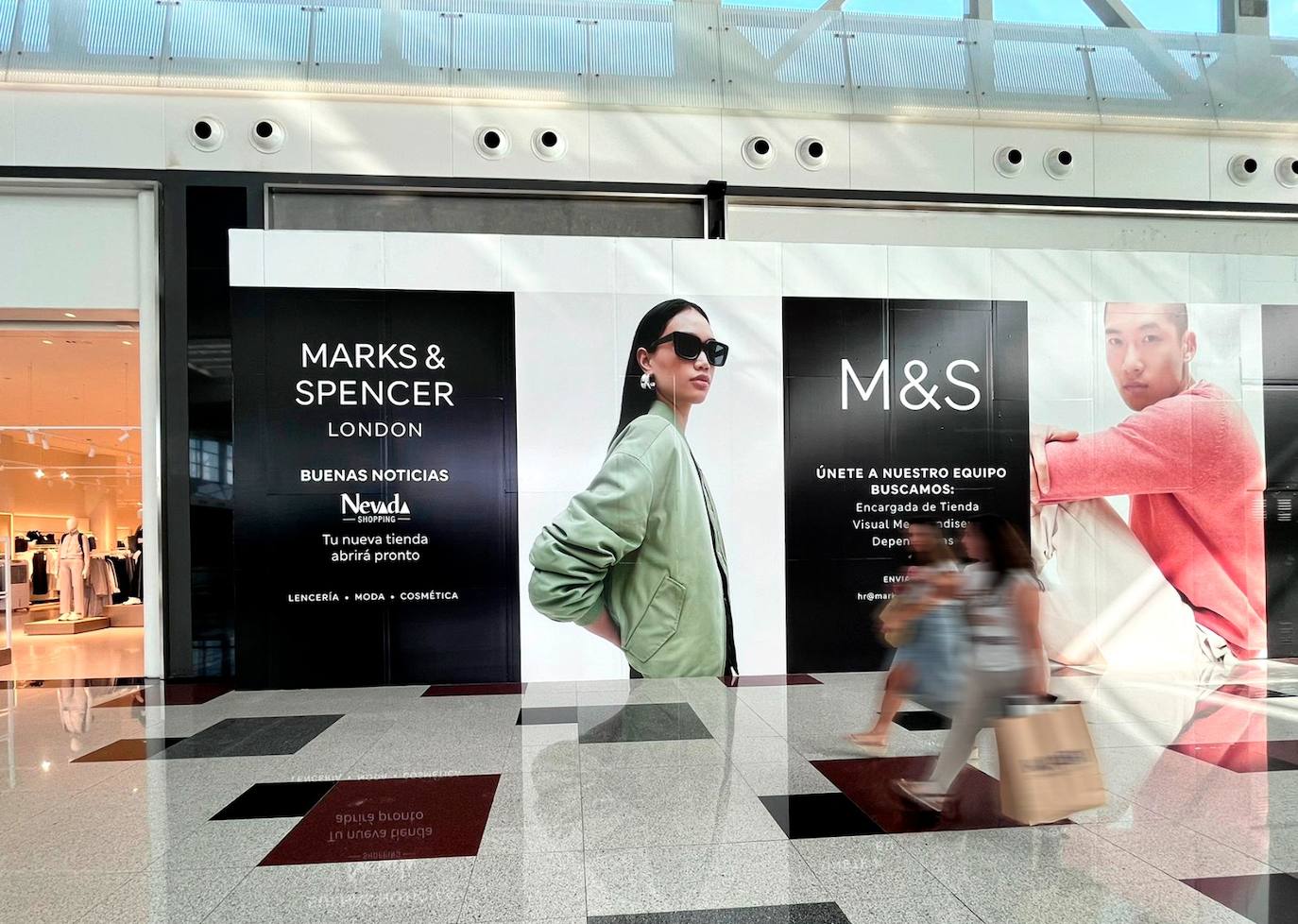 El cartel anuncia ya la llegada de Marks and Spencer a la parta alta del Nevada Shopping.