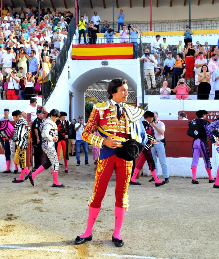 Imagen secundaria 2 - Curro Díaz en la faena y el público que asistió a la corrida