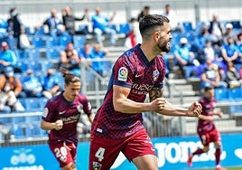 Pablo Insua celebra un gol con el Huesca temporadas atrás.