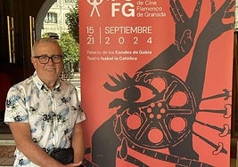 Carlos Jiménez, junto al cartel del Festival de Cine Flamenco de Granada.