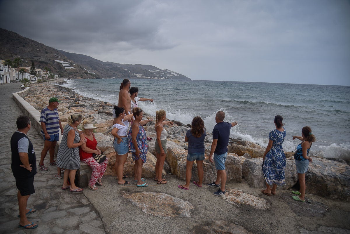 Los vecinos señalando la suciedad en la playa.