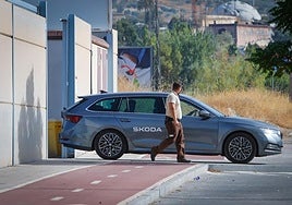 Reiner sale de la instalación por la puerta de atrás.