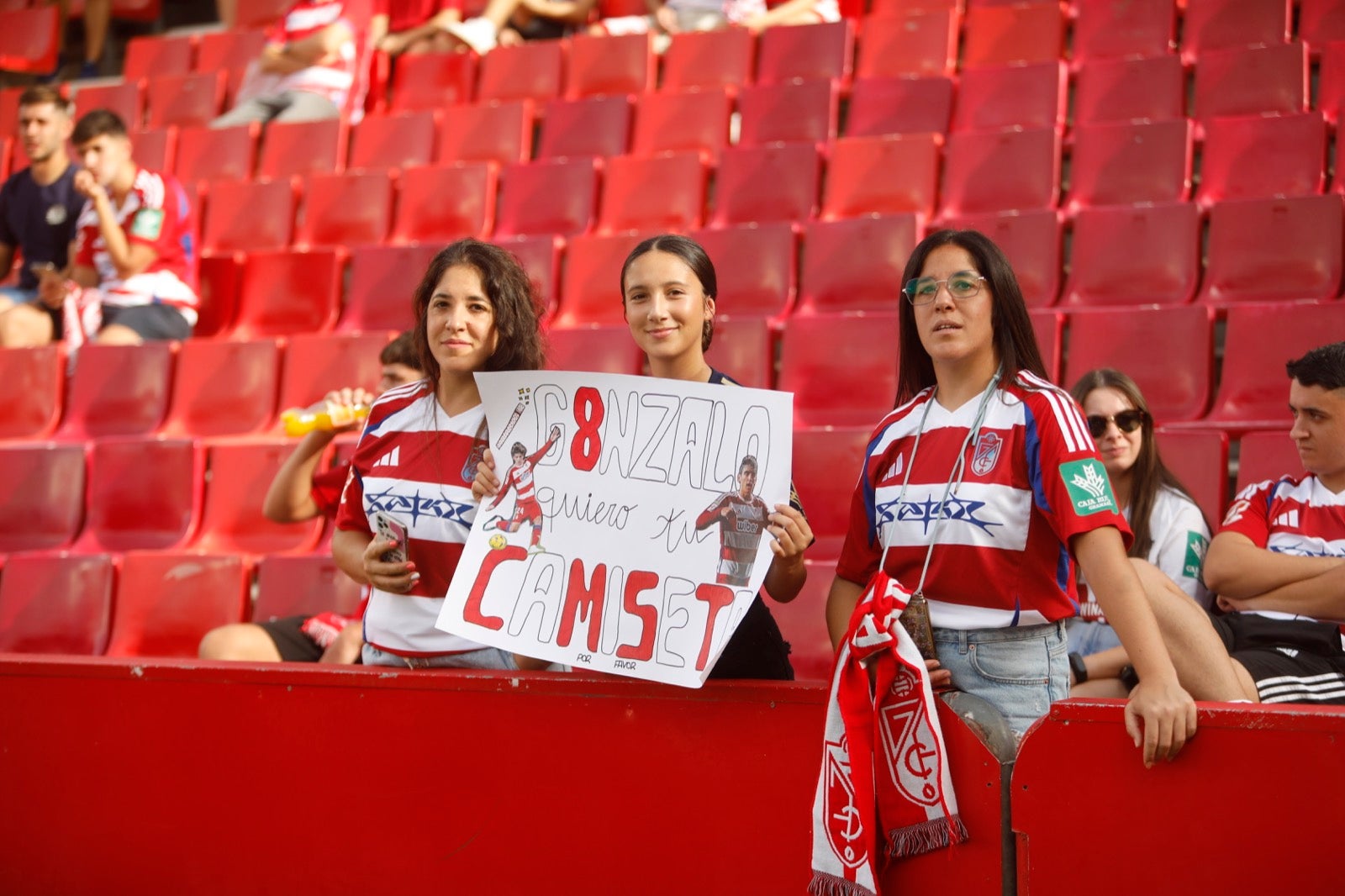 ¿Has ido a animar al Granada a Los Cármenes? Búscate en la grada