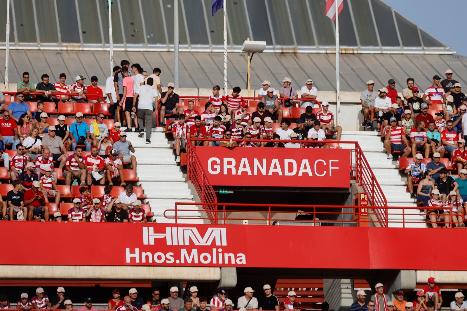 ¿Has ido a animar al Granada a Los Cármenes? Búscate en la grada