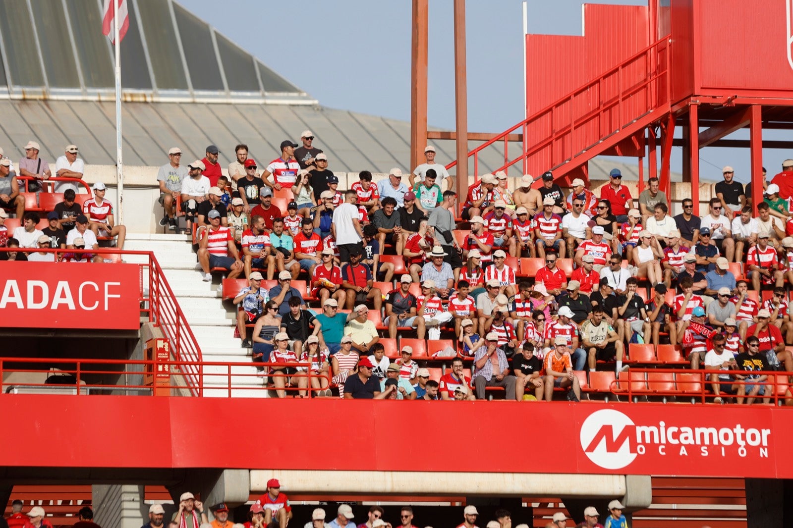 ¿Has ido a animar al Granada a Los Cármenes? Búscate en la grada