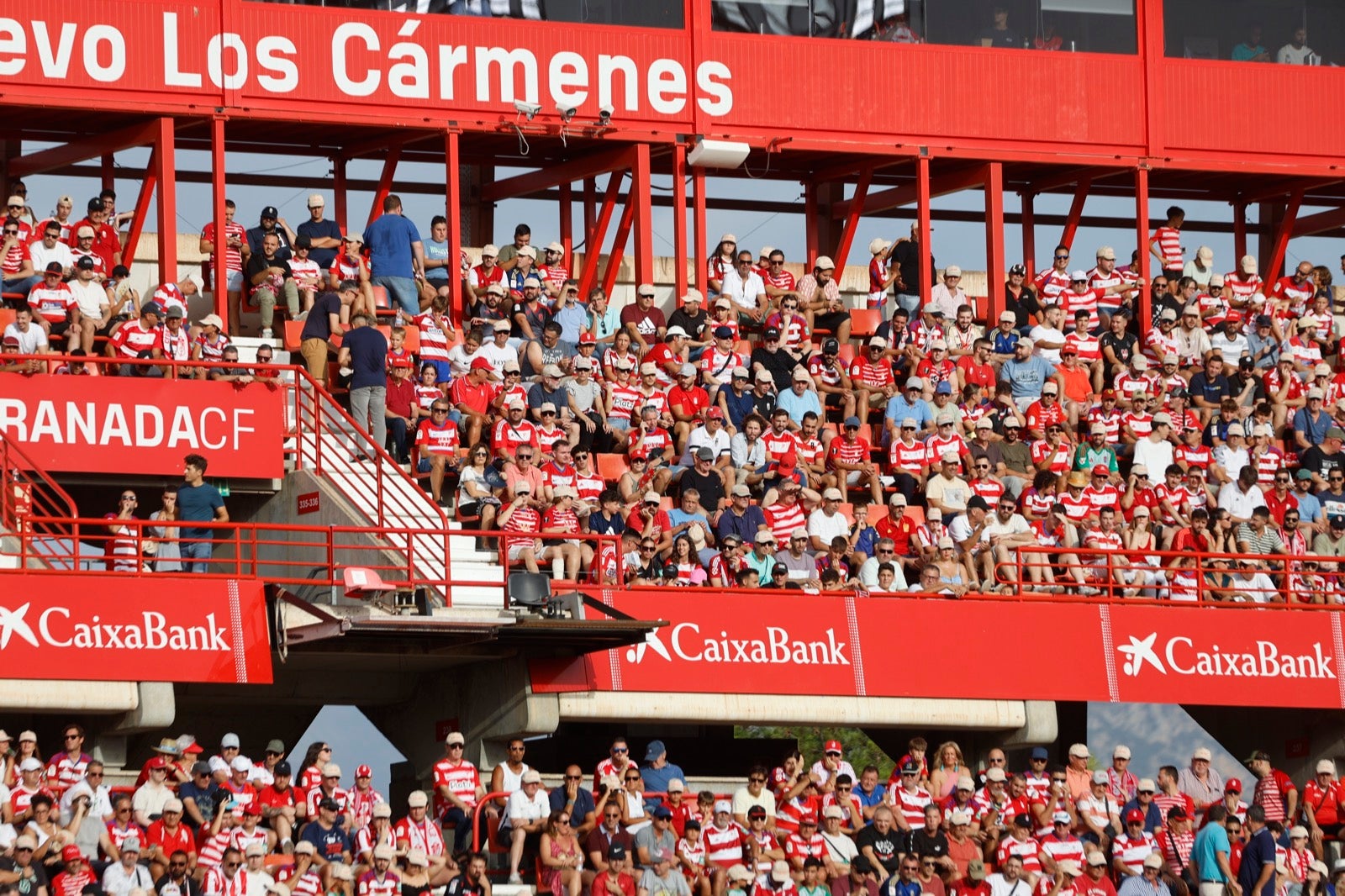 ¿Has ido a animar al Granada a Los Cármenes? Búscate en la grada