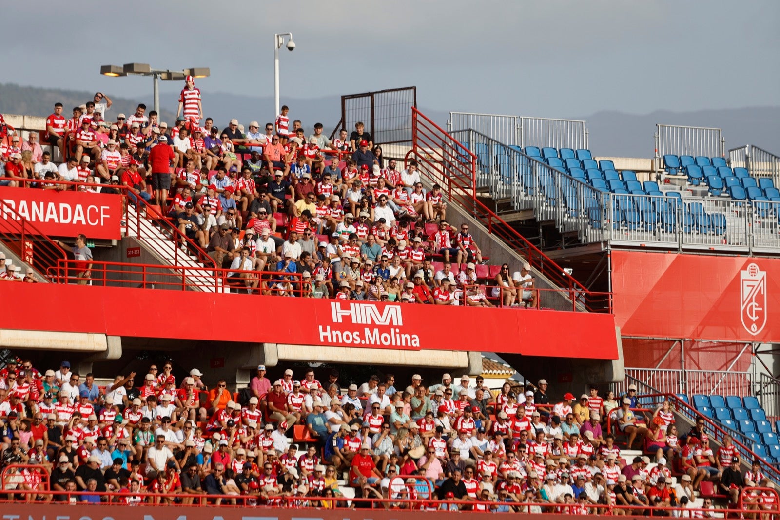 ¿Has ido a animar al Granada a Los Cármenes? Búscate en la grada