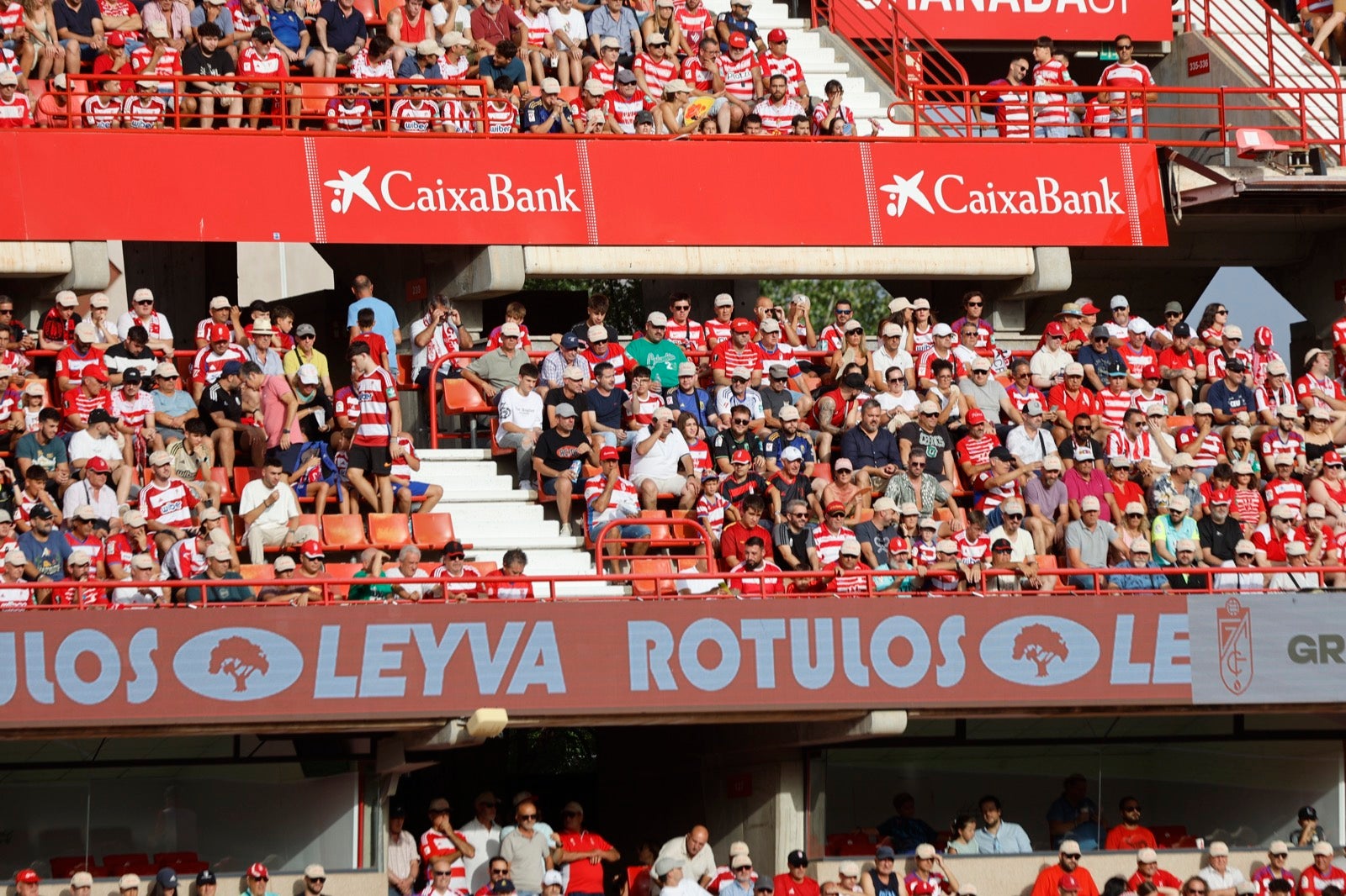 ¿Has ido a animar al Granada a Los Cármenes? Búscate en la grada