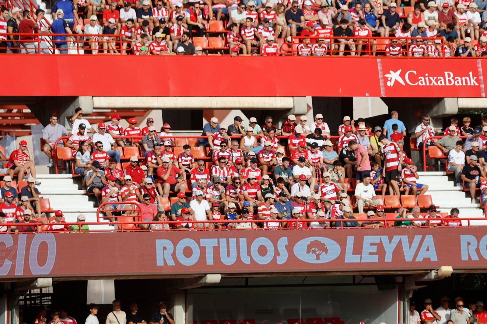 ¿Has ido a animar al Granada a Los Cármenes? Búscate en la grada