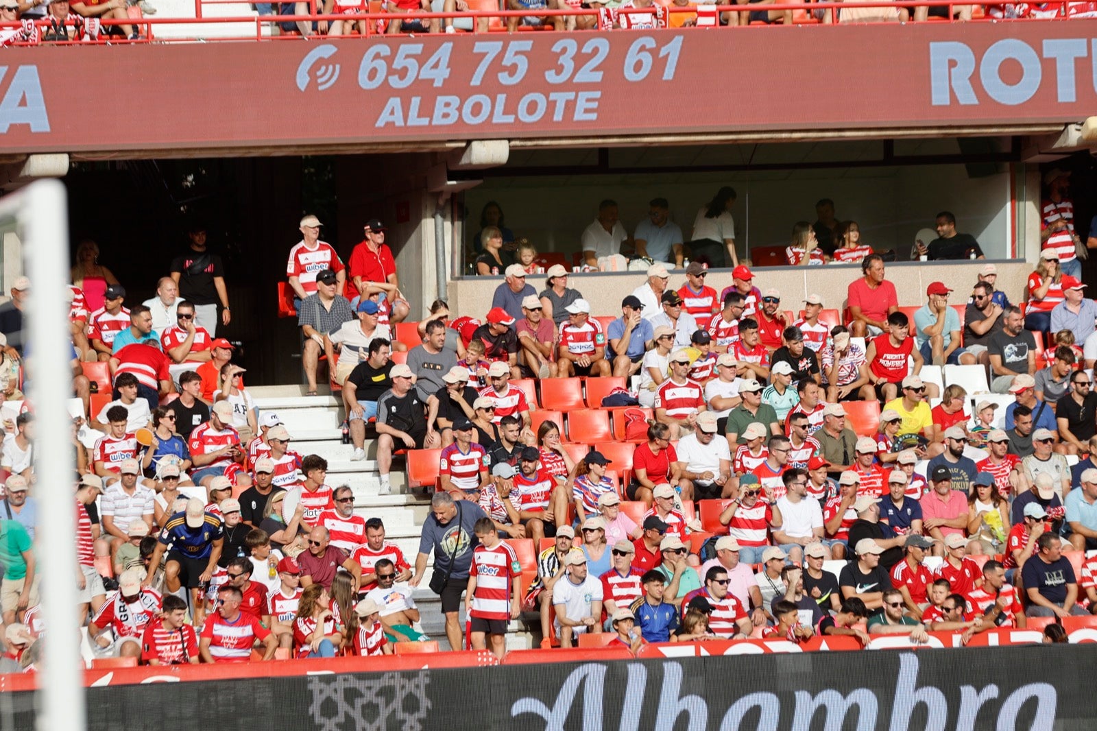 ¿Has ido a animar al Granada a Los Cármenes? Búscate en la grada