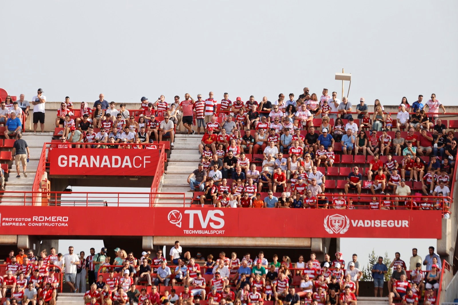 ¿Has ido a animar al Granada a Los Cármenes? Búscate en la grada