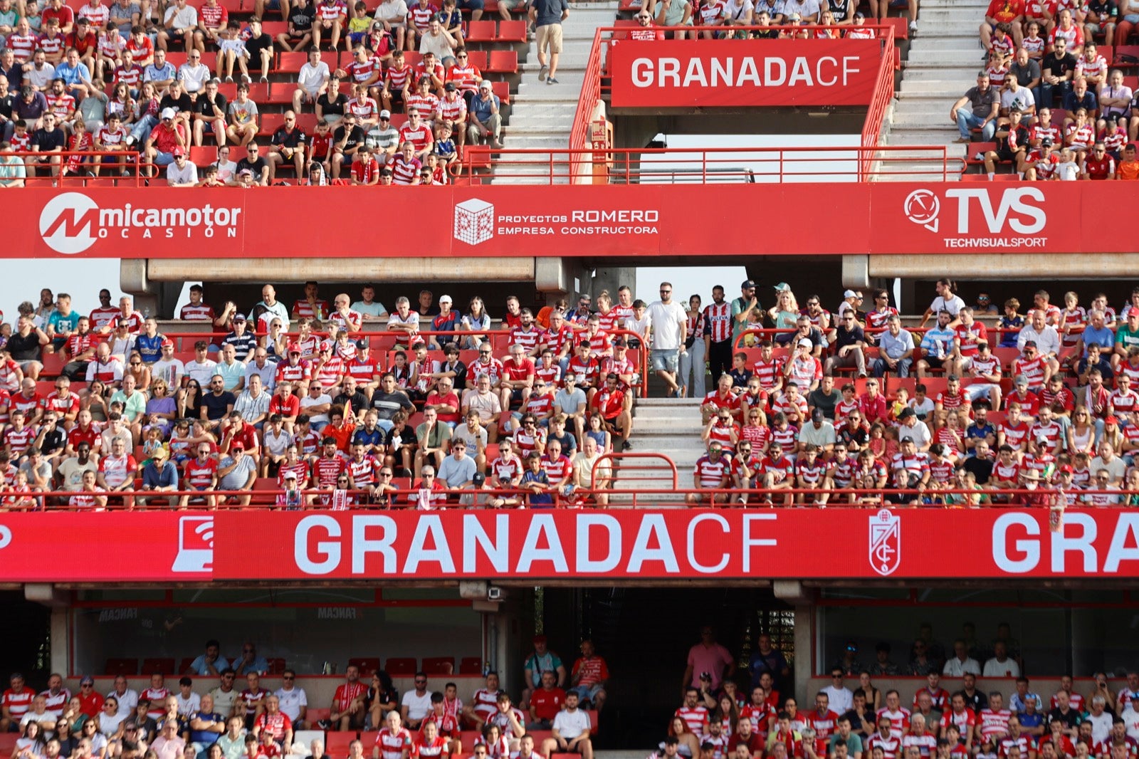 ¿Has ido a animar al Granada a Los Cármenes? Búscate en la grada