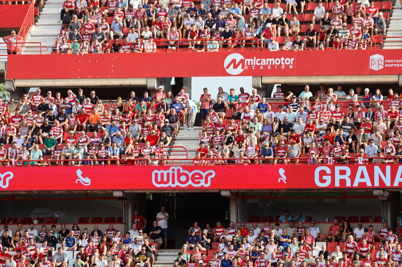 ¿Has ido a animar al Granada a Los Cármenes? Búscate en la grada