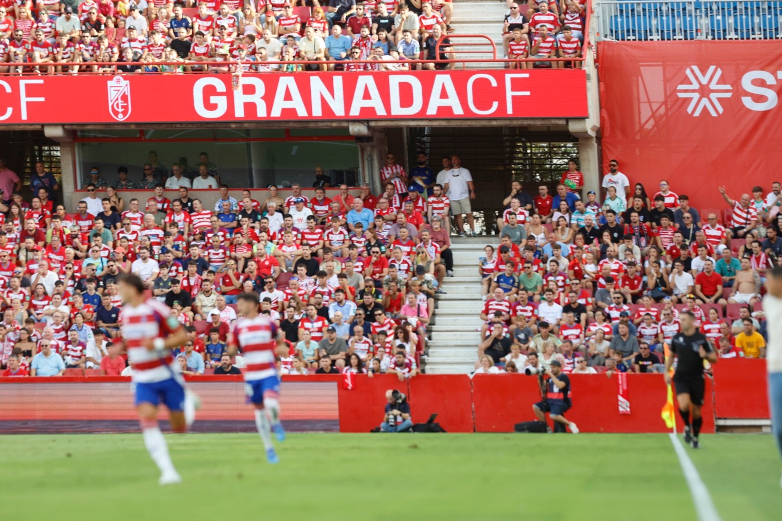 ¿Has ido a animar al Granada a Los Cármenes? Búscate en la grada