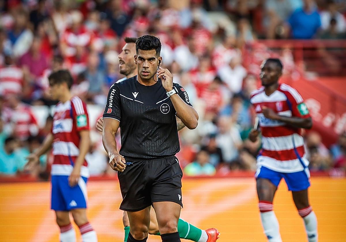 González Díaz, durante el Granada-Huesca en Los Cármenes.