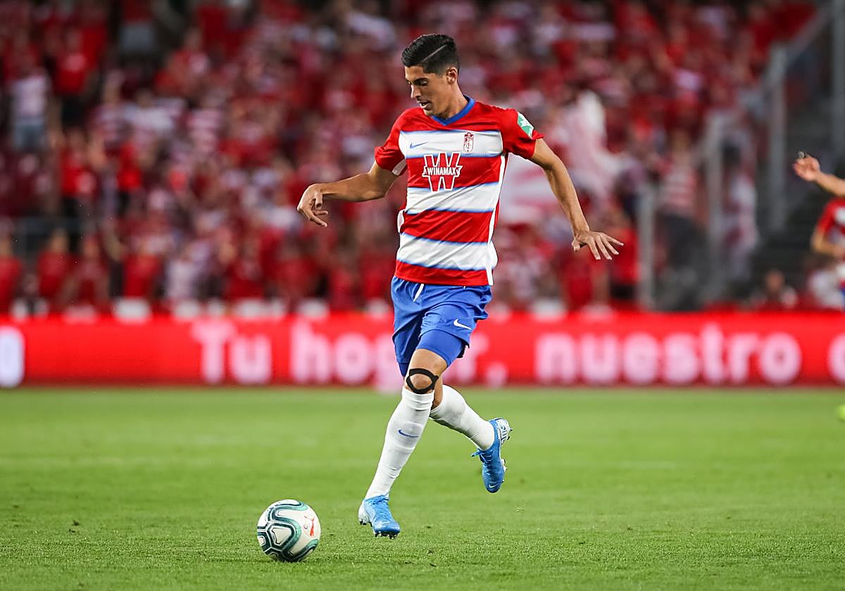 Carlos Fernández, en un partido como rojiblanco en Los Cármenes.