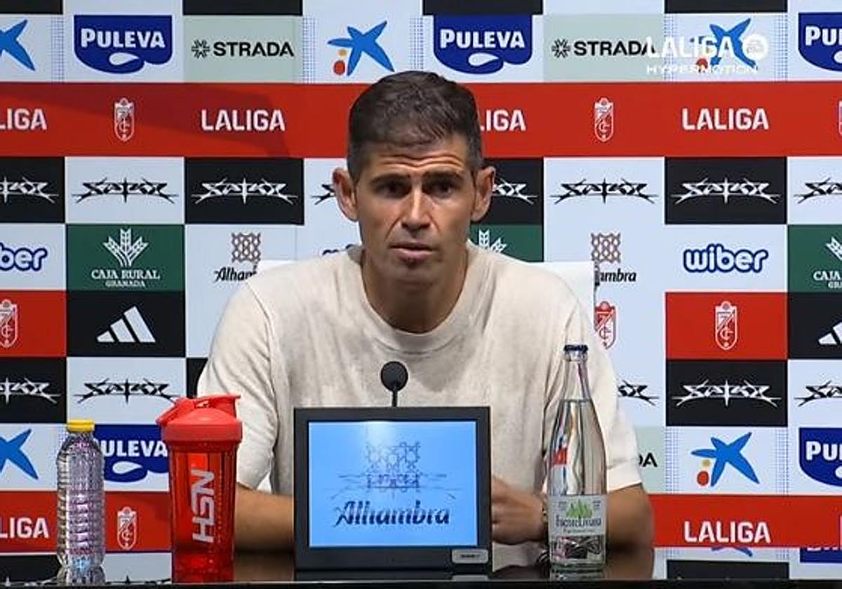 El entrenador del Huesca, Antonio Hidalgo, en la sala de prensa de Los Cármenes.