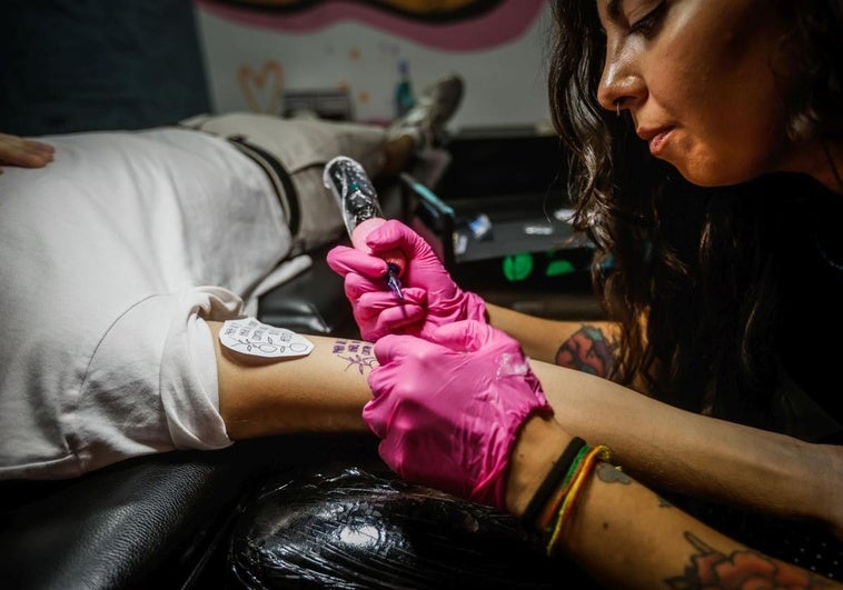 Belén, creadora de los tatuajes de Lorca en El Cactus Rosa Tattoo.