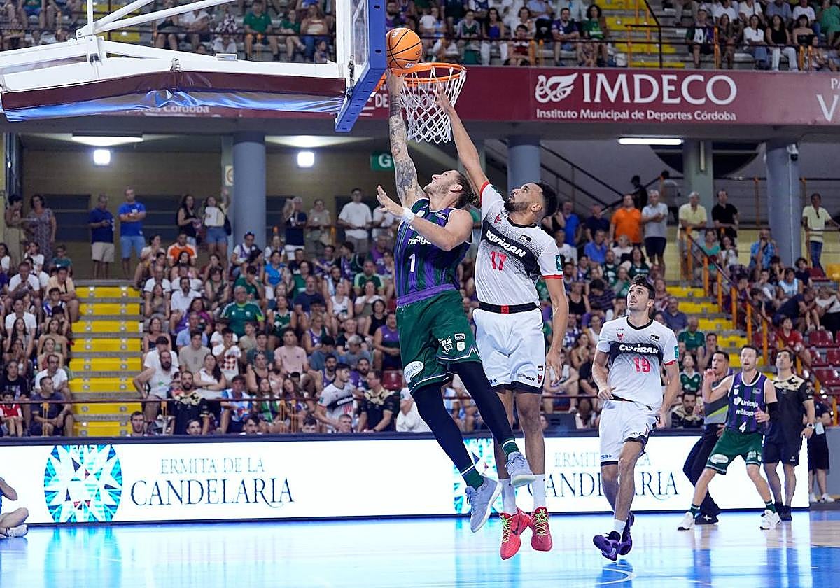 Amine Noua dificulta el enceste de Osetkowski.