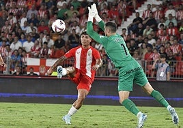 Yáñez se anticipa a Nico Melamed en una ocasión de gol