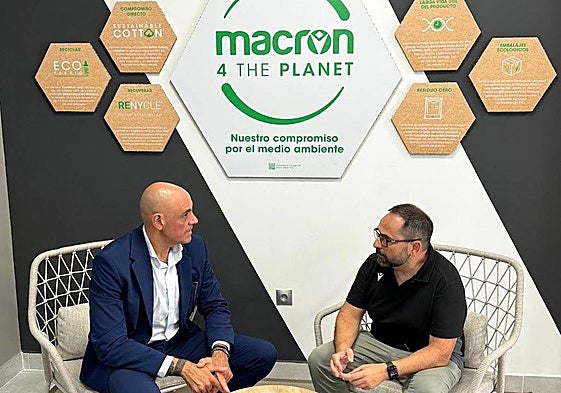 Alfredo Cortés e Israel García firman el acuerdo de unión.