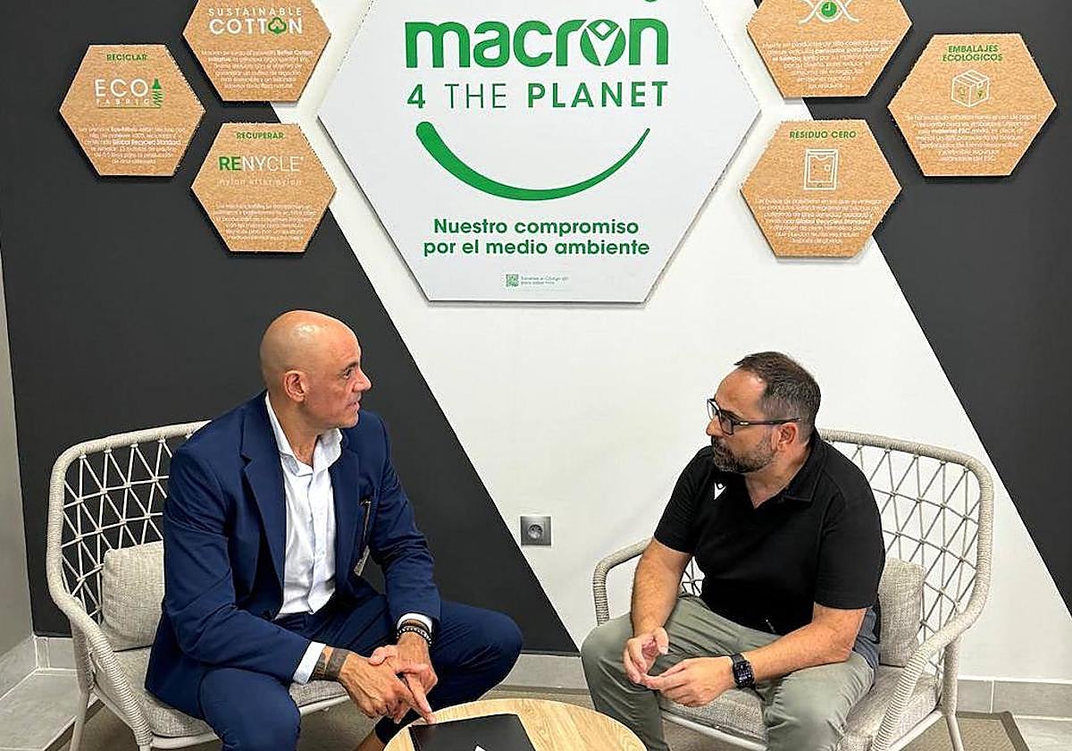 Alfredo Cortés e Israel García firman el acuerdo de unión.