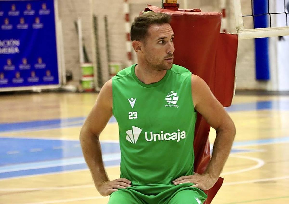 Imagen secundaria 1 - Arriba, Paulo Renan, colocador blanquiverde; abajo, a la izquierda, Charly Jiménez, y a la derecha el 'eterno' Enrique de Haro con las equipaciones.