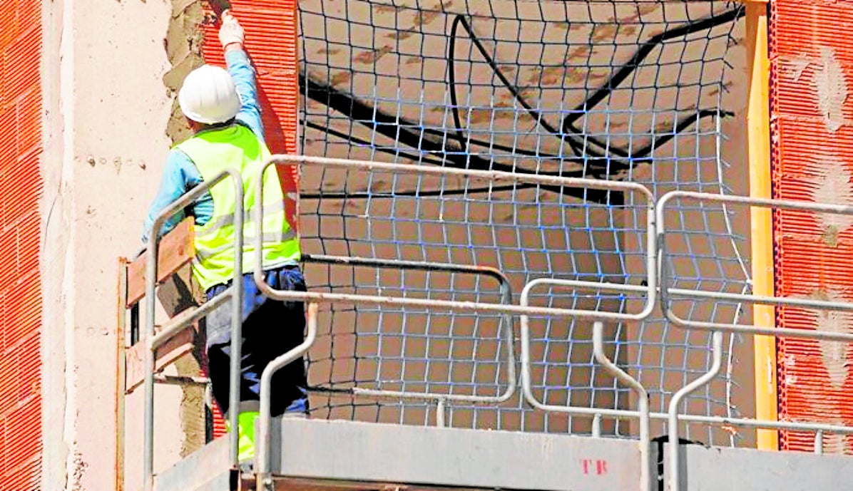 Un trabajador de la construcción desarrolla su labor en altura en la construcción de un edificio.