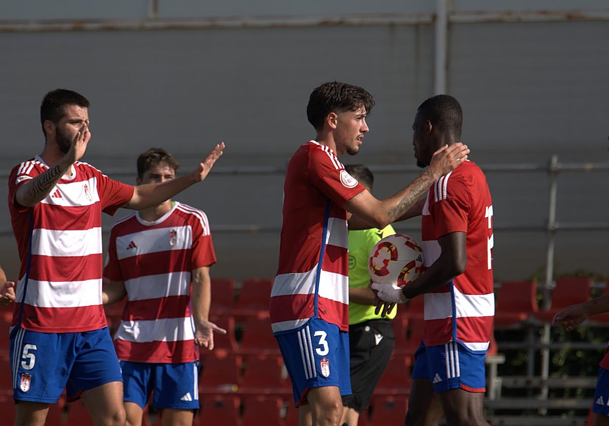 Jugadores del filial en un amistoso de pretemporada.