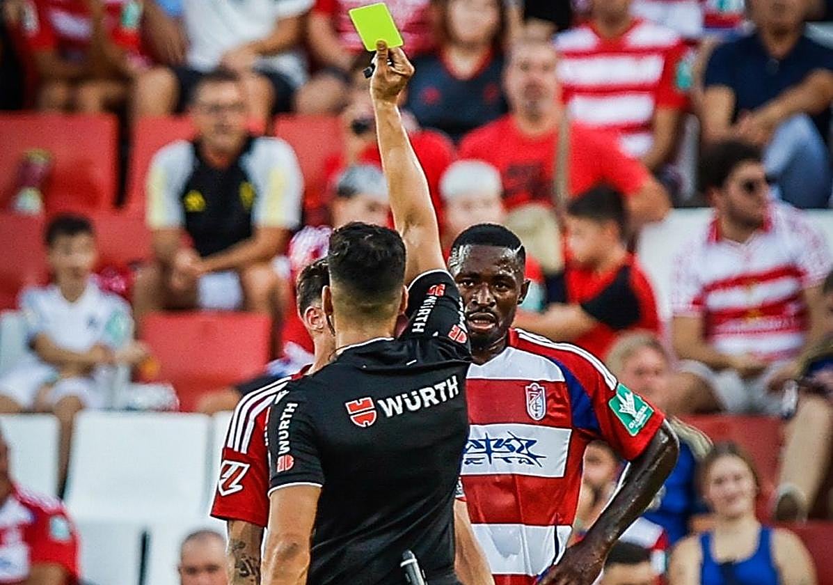 Martin Hongla observa al árbitro.