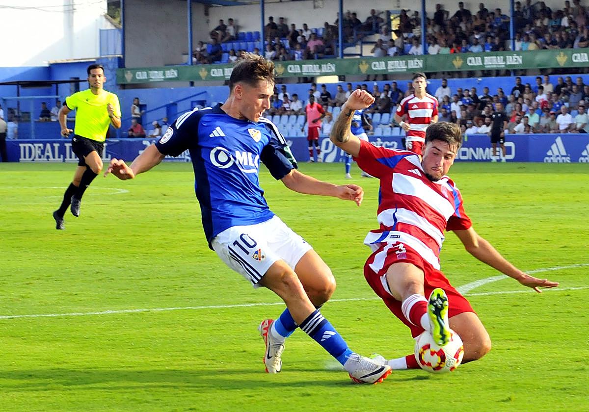 Los azulillos arrancan con un triunfo ante el filial del Granada, que jugó 60 minutos en inferioridad, en un duelo en el que les tocó sufrir en la recta final