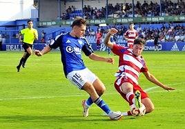 Los azulillos arrancan con un triunfo ante el filial del Granada, que jugó 60 minutos en inferioridad, en un duelo en el que les tocó sufrir en la recta final