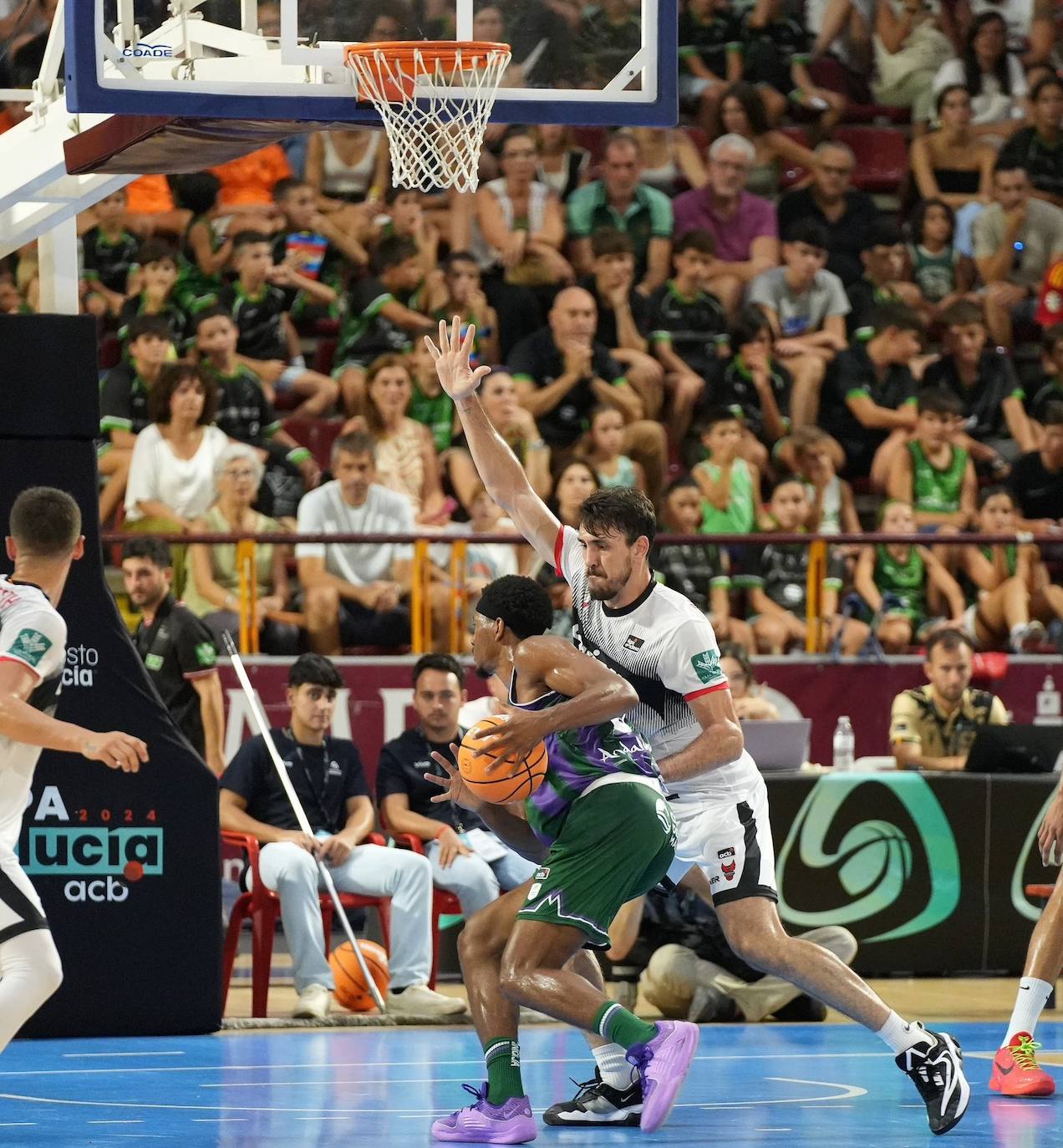 Aurrecoechea (d), ante Carter.