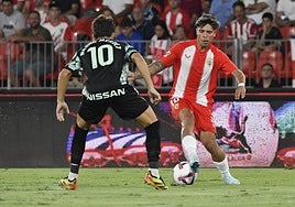 Nico Melamed encara a Nacho Méndez para crear superioridad arriba.