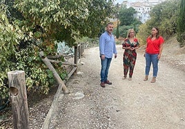Visita de Carlos Alberca, María de Carmen Angulo y Ángeles Díaz al camino del 'colesterol'