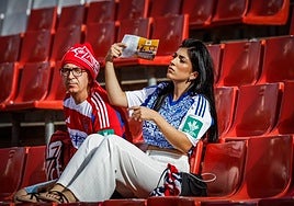 Una aficionada del Granada se abanica en el último partido.