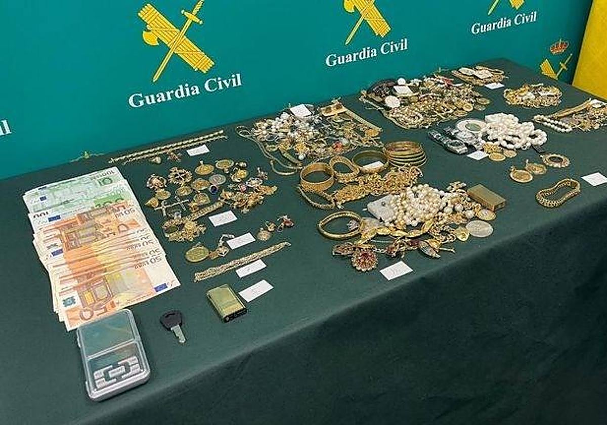 Imagen de archivo de joyas y dinero robados en viviendas y hallados por los investigadores.