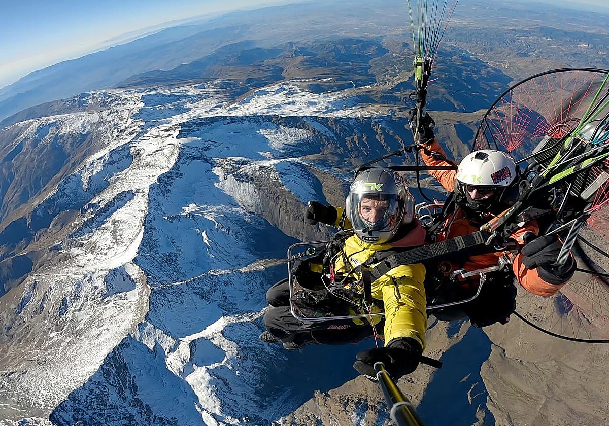 Morillas y Peña, durante un momento de la ascensión en la que lograron dos récord mundiales en paramotor biplaza.
