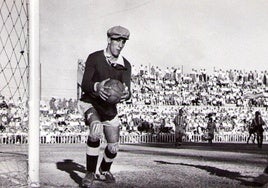 Candi, para un balón en un partido disputado por el Granada CF ante el Hércules en Alicante en 1948