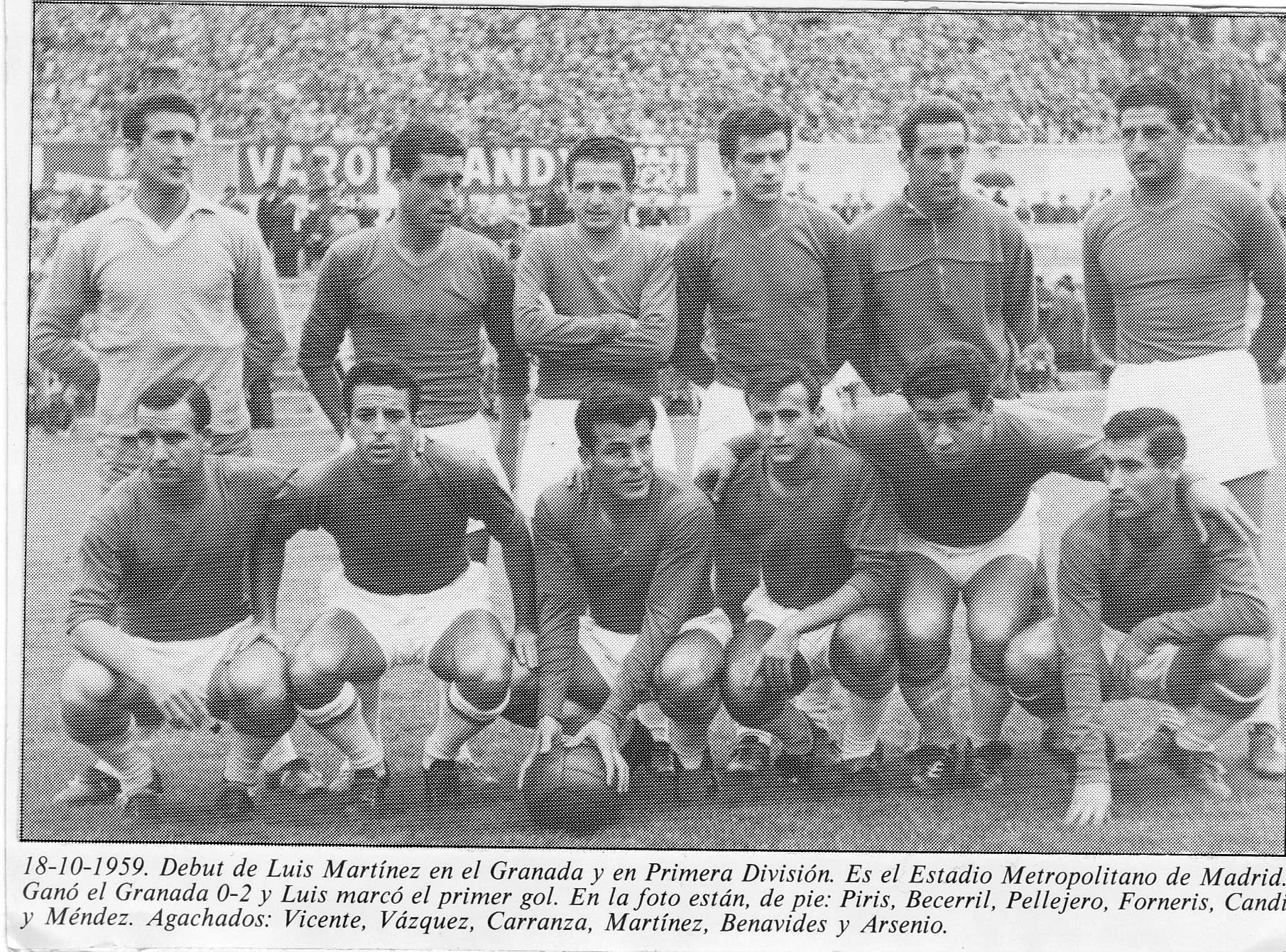 Formación titular del Granada CF que se enfrentó al Atlético de Madrid en el Estadio Metropolitano de la capital en la temporada 1959/1960. El partido finalizó con la victoria de los granadinos por 2 goles a 0 con Piris, Becerril, Pellejero, Forneris, Candi y Méndez. Agachados: Vicente, Vázquez, Carranza, Martínez, Benavides y Arsenio