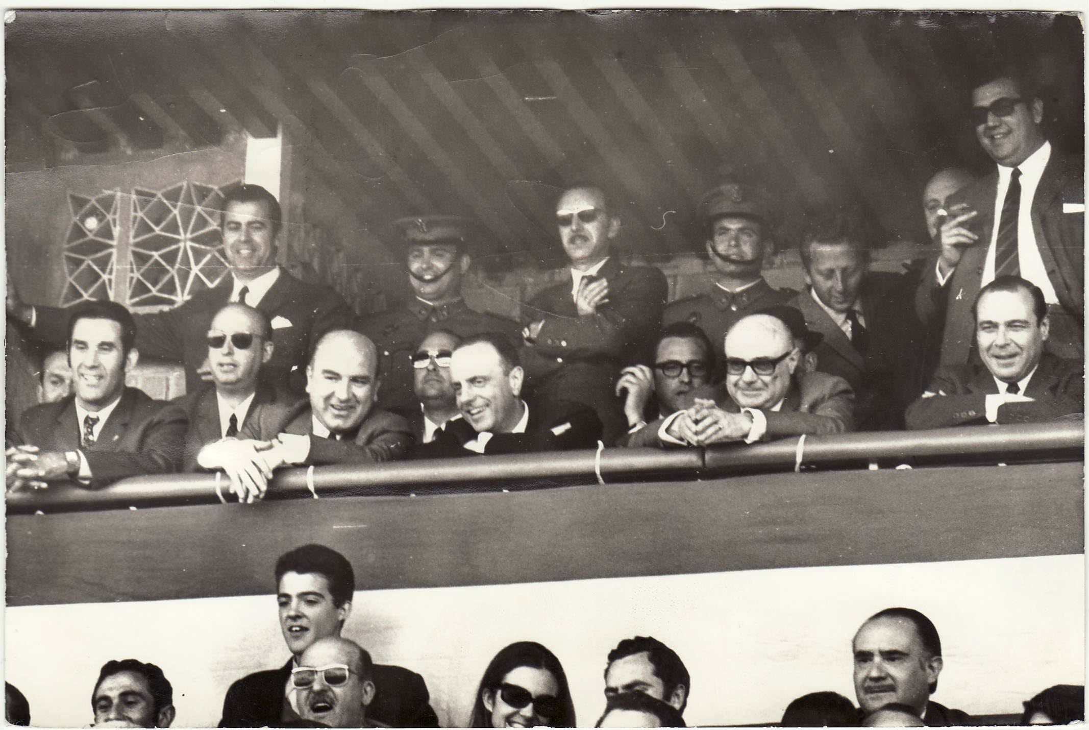 Con Manuel Fraga en el palco de los Cármenes durante el partido entre el Granada CF y el Real Madrid en 1969 que finalizó con empate a cero. 