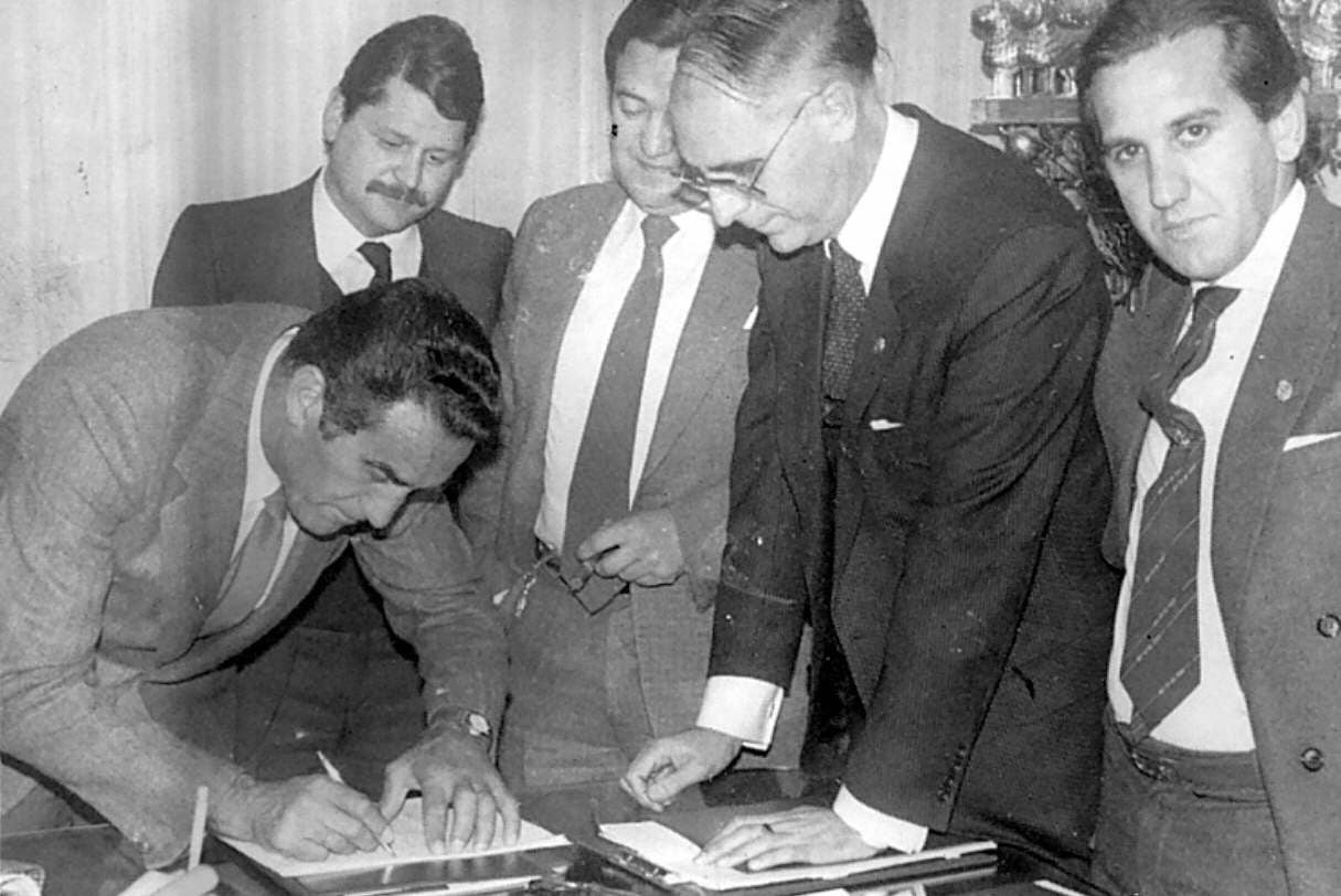 En la firma del documento que certifica la venta de Los Cármenes, ante el abogado de INONSA, Ramón Lacasa, drcha en 1983